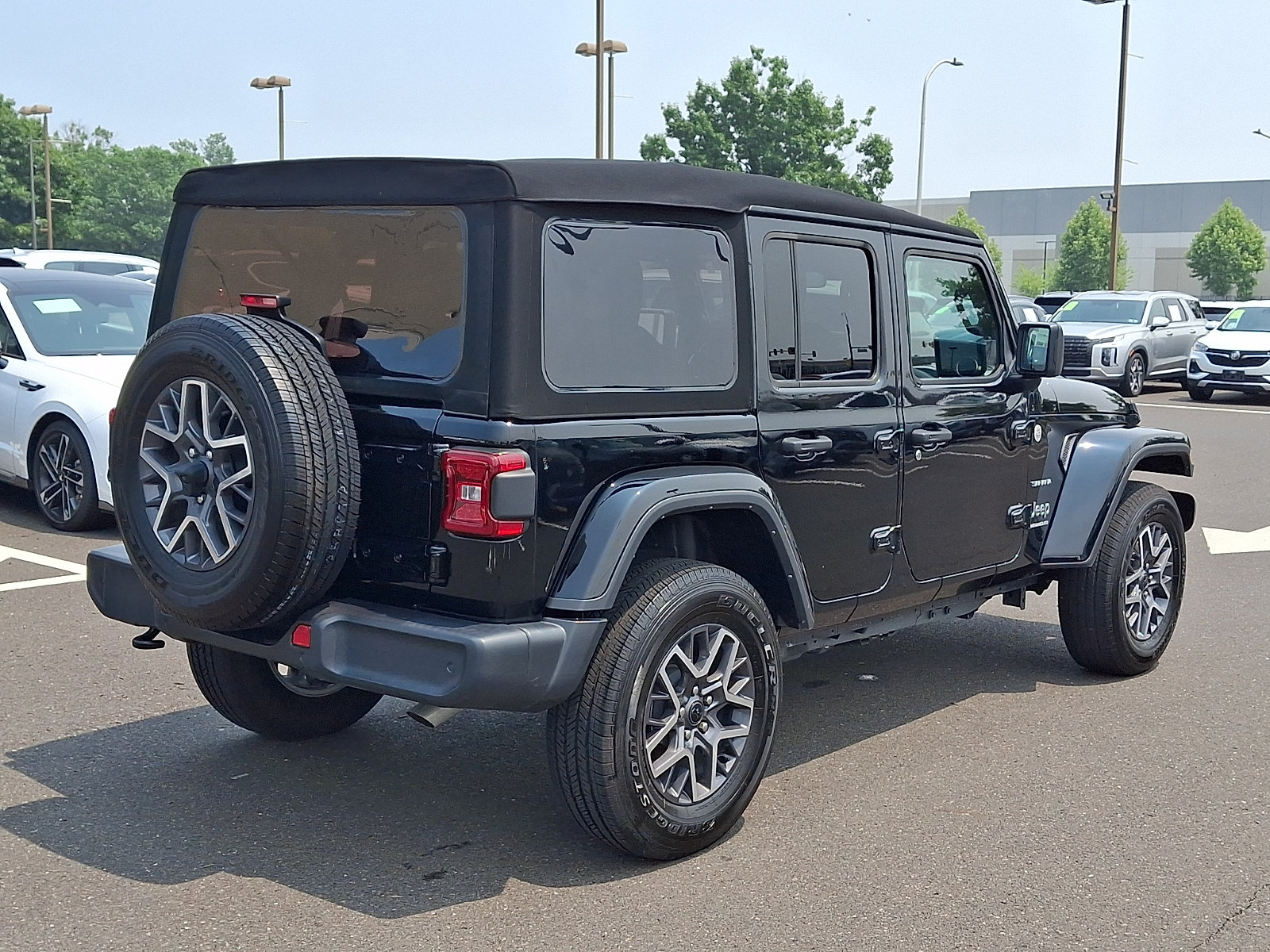 Used 2024 Jeep Wrangler Unlimited Sahara w/ Technology Group AWD/4WD image 6