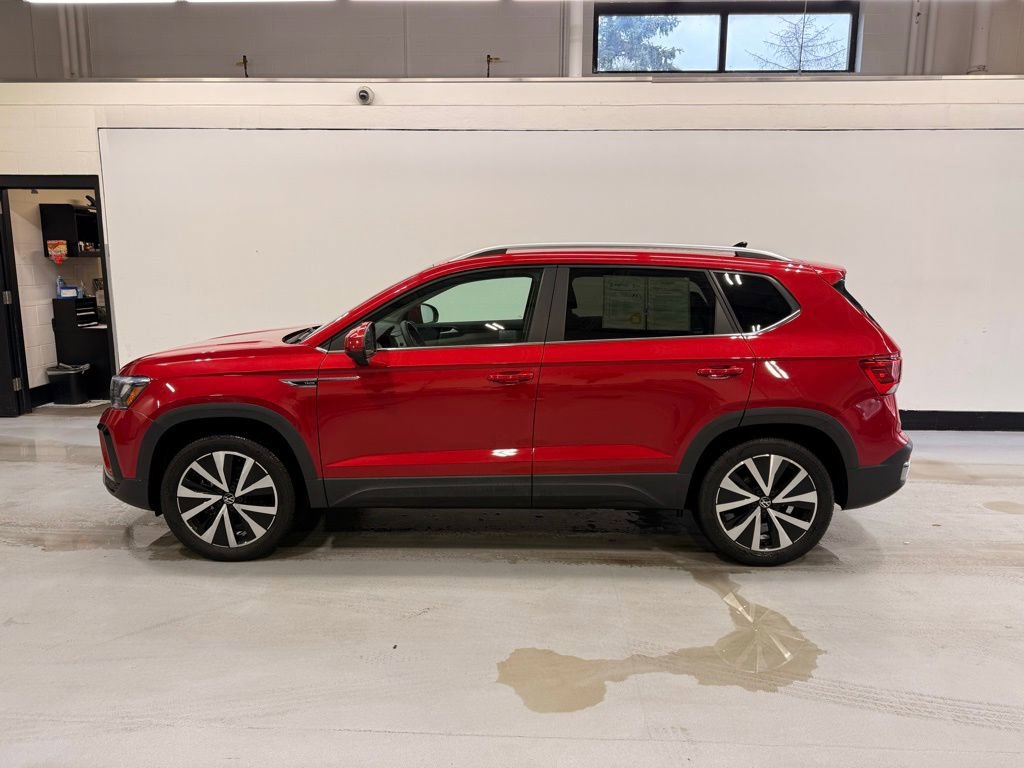 Used 2023 Volkswagen Taos SE w/ Panoramic Sunroof Package image 2