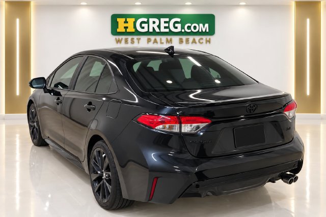 Used 2022 Toyota Corolla SE FWD image 2