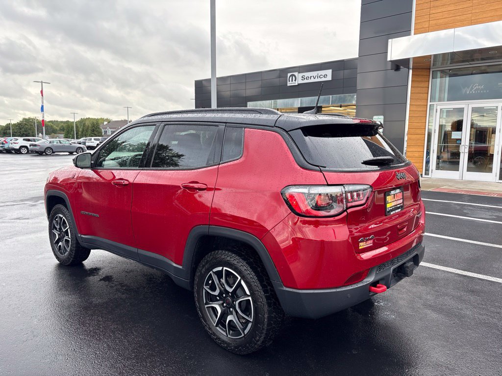 Used 2025 Jeep Compass Trailhawk w/ Trailhawk Convenience Group AWD/4WD image 3