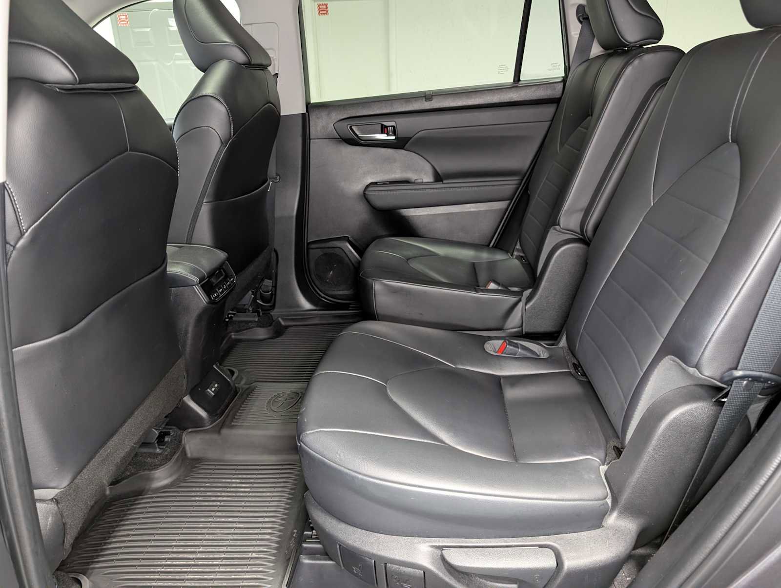 Used 2023 Toyota Highlander XLE image 23