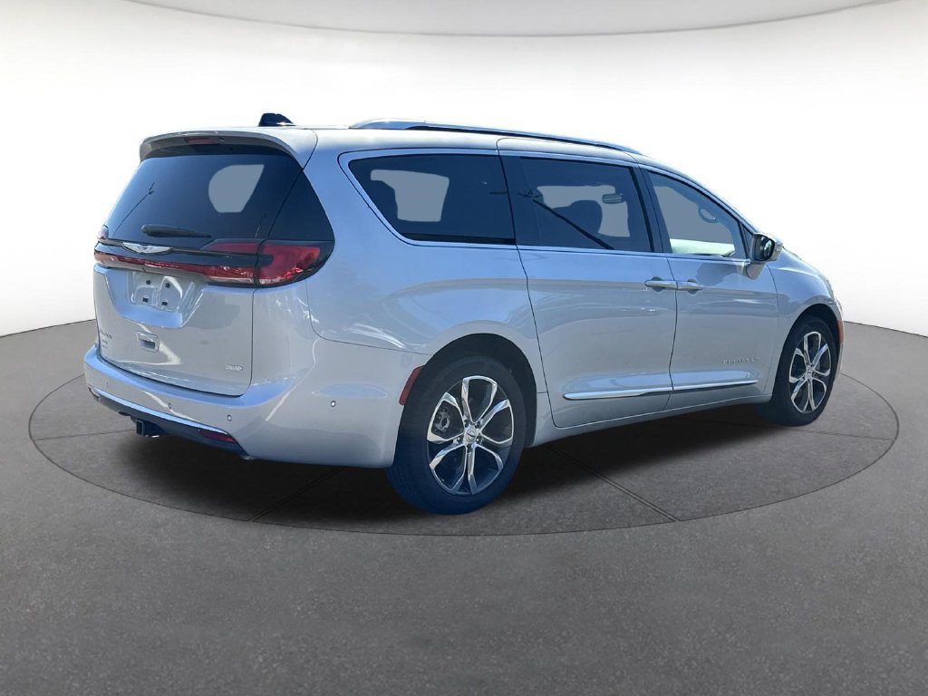 Used 2024 Chrysler Pacifica Pinnacle w/ Trailer Tow Group AWD/4WD image 6