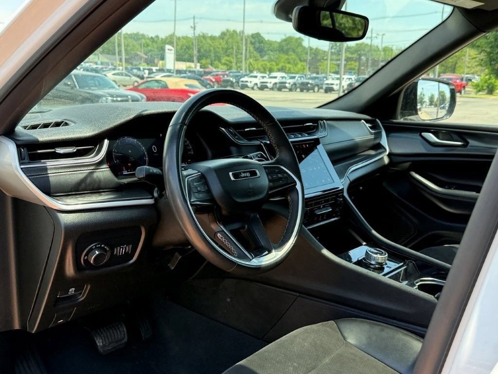 Used 2023 Jeep Grand Cherokee Altitude AWD/4WD image 9