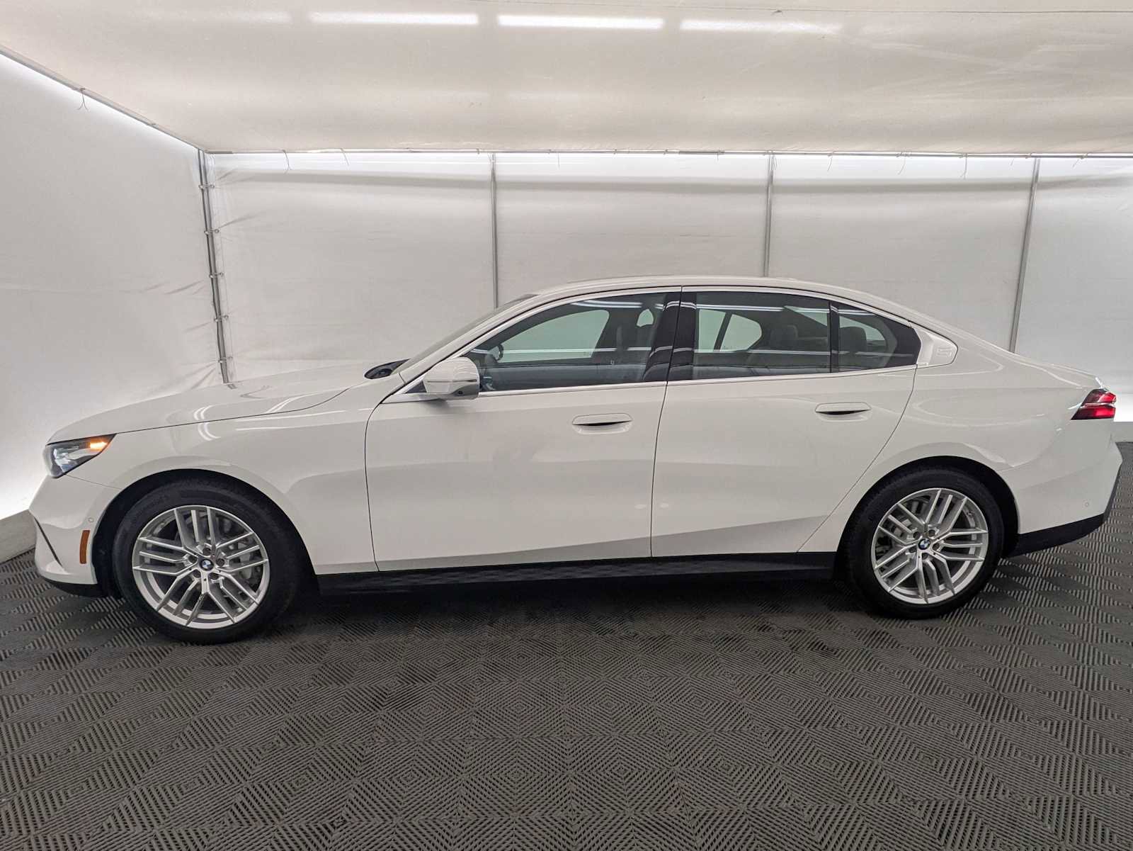 Used 2025 BMW 530i xDrive w/ Premium Package AWD/4WD image 3