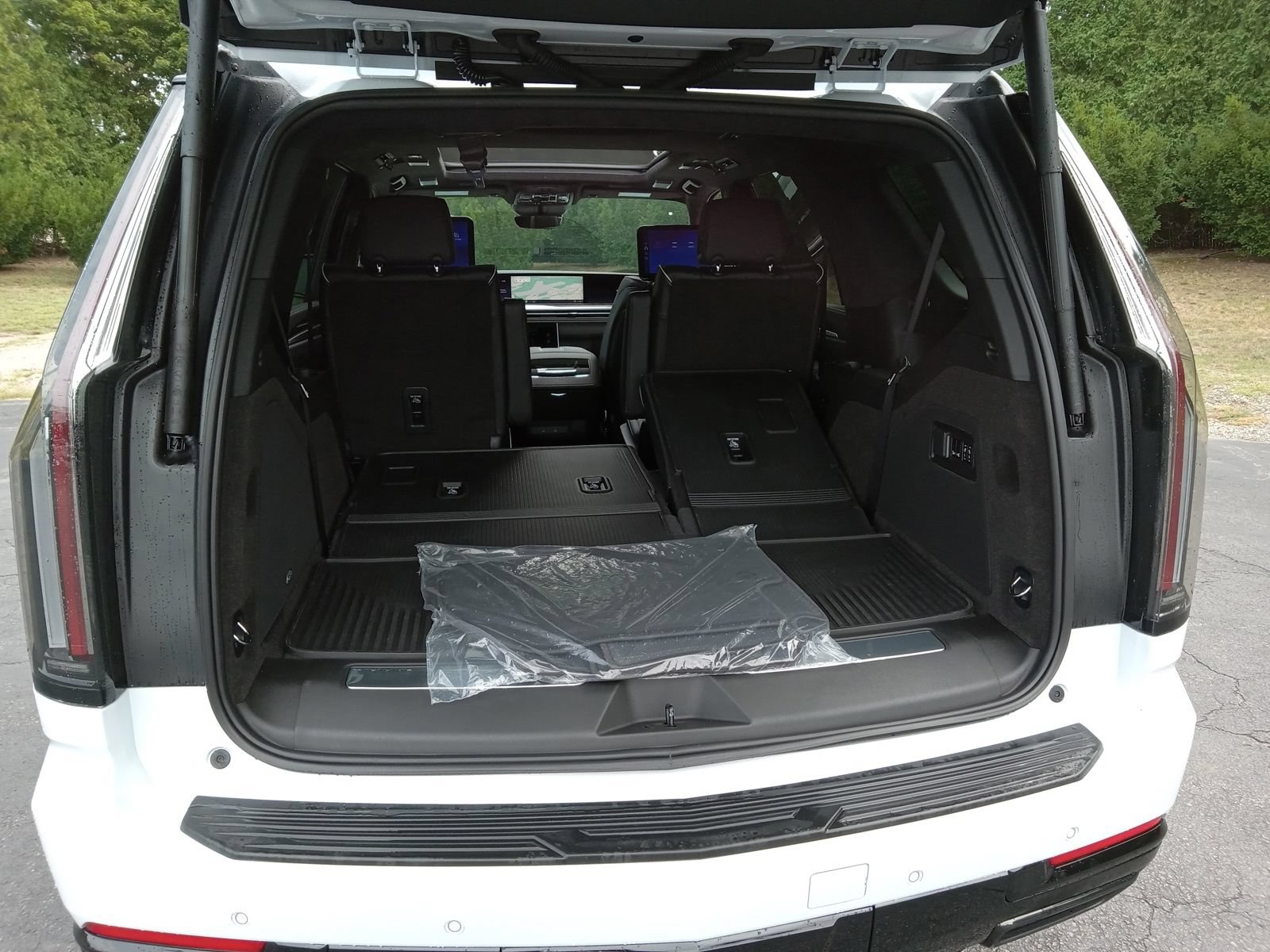 New 2026 Cadillac Escalade Platinum Sport w/ LPO, ONYX Package AWD/4WD image 29