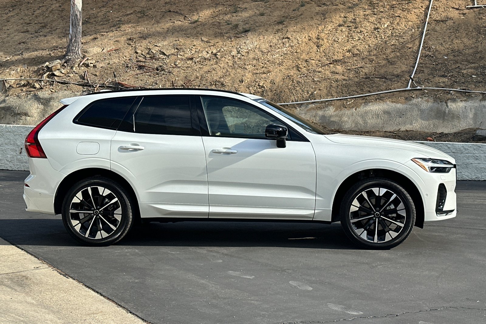 Certified 2026 Volvo XC60 B5 Plus w/ Protection Package Premier AWD/4WD image 3