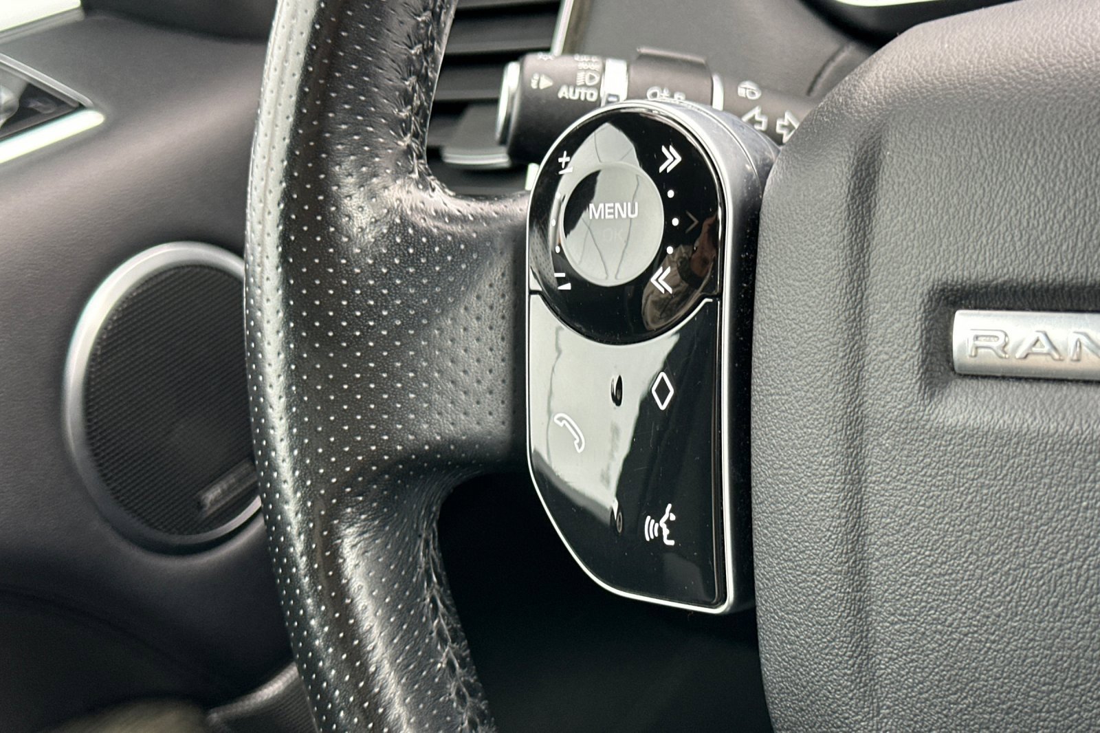 Used 2018 Land Rover Range Rover Sport SE image 28