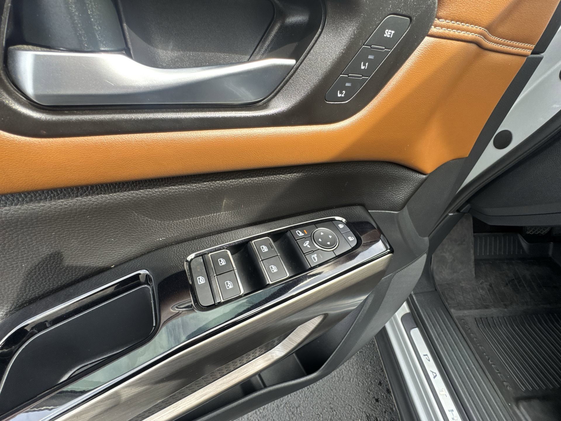 Used 2023 Nissan Pathfinder Platinum image 13