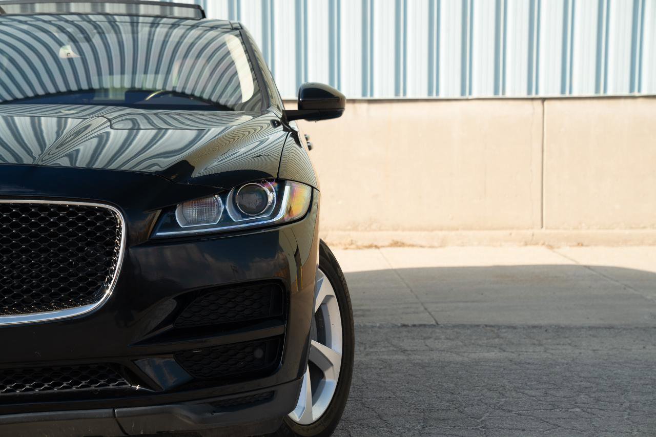 Used 2017 Jaguar F-PACE Premium image 2