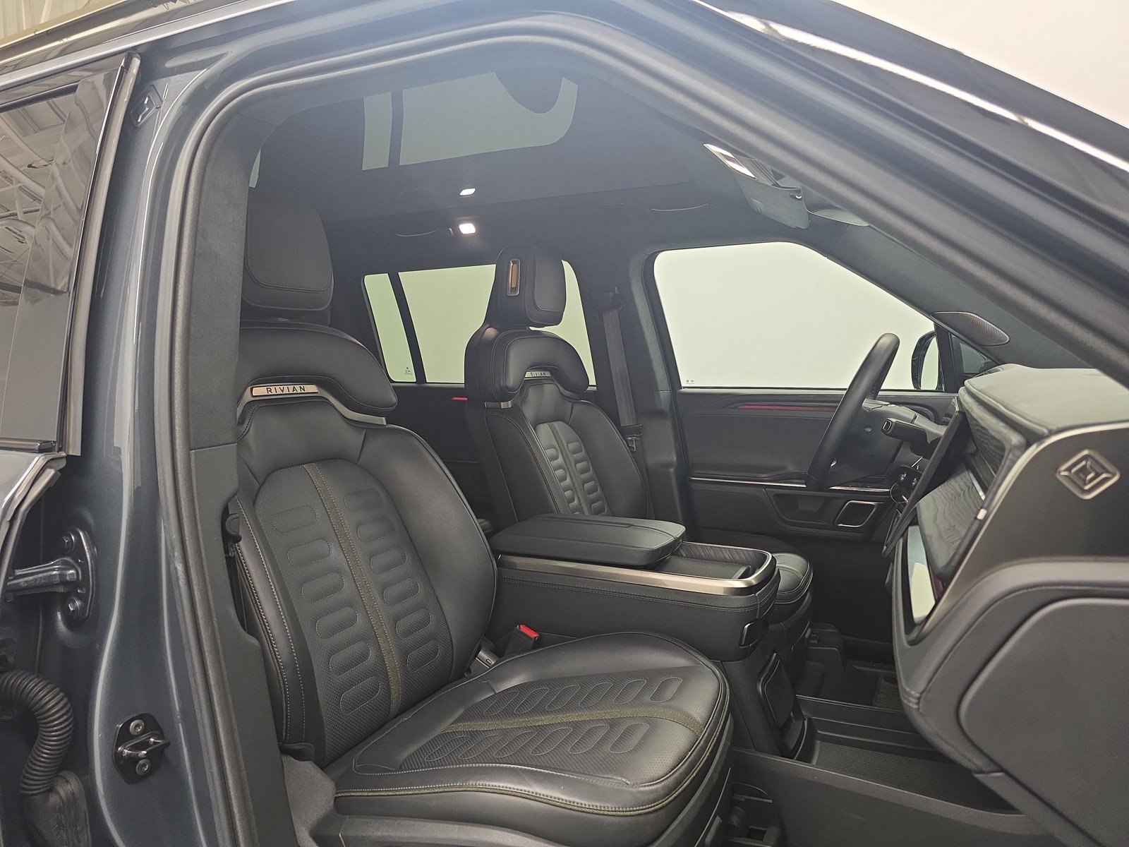 Used 2024 Rivian R1S Adventure AWD/4WD image 24