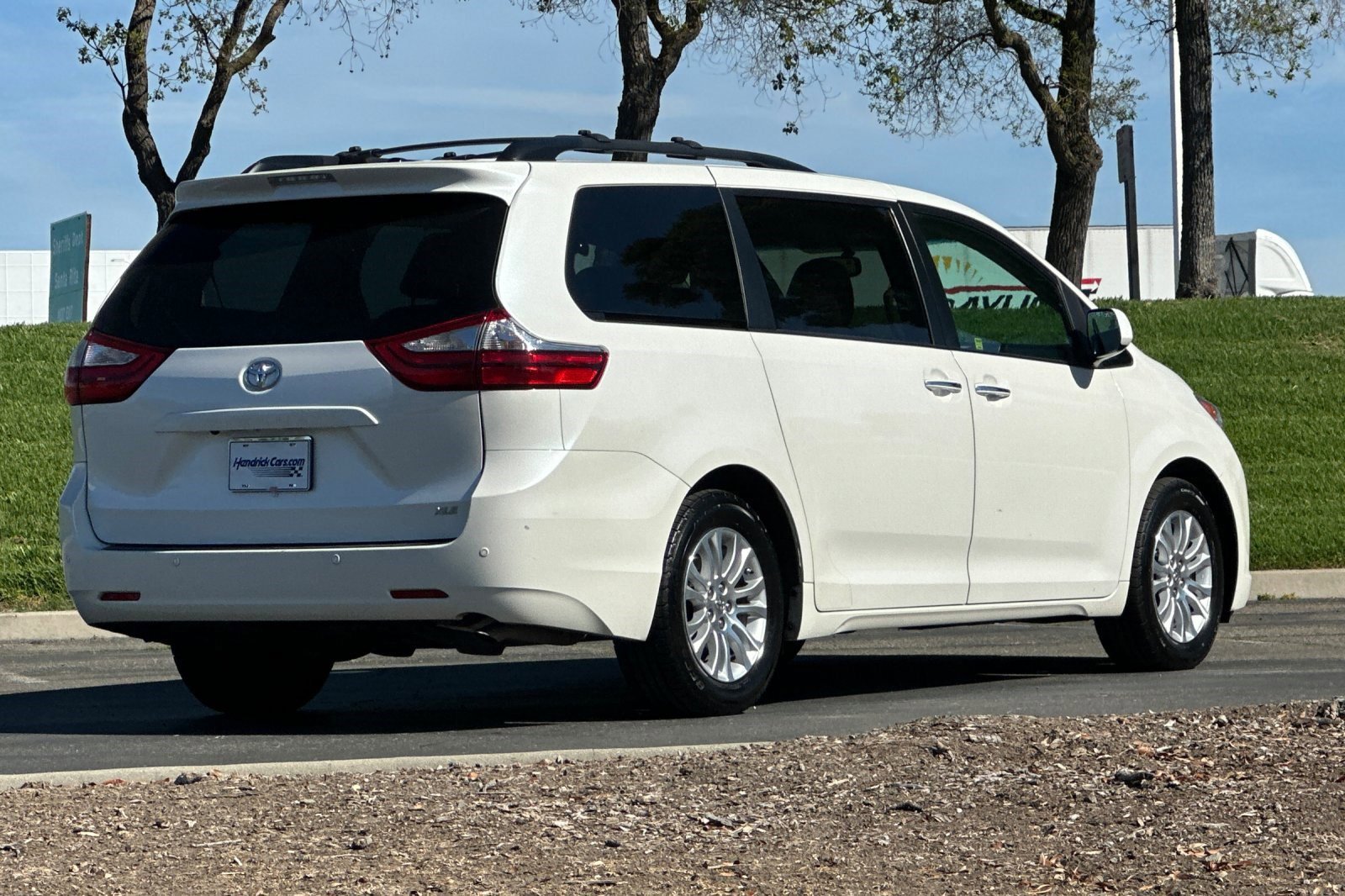 Used 2015 Toyota Sienna XLE w/ XLE Navigation Package image 4