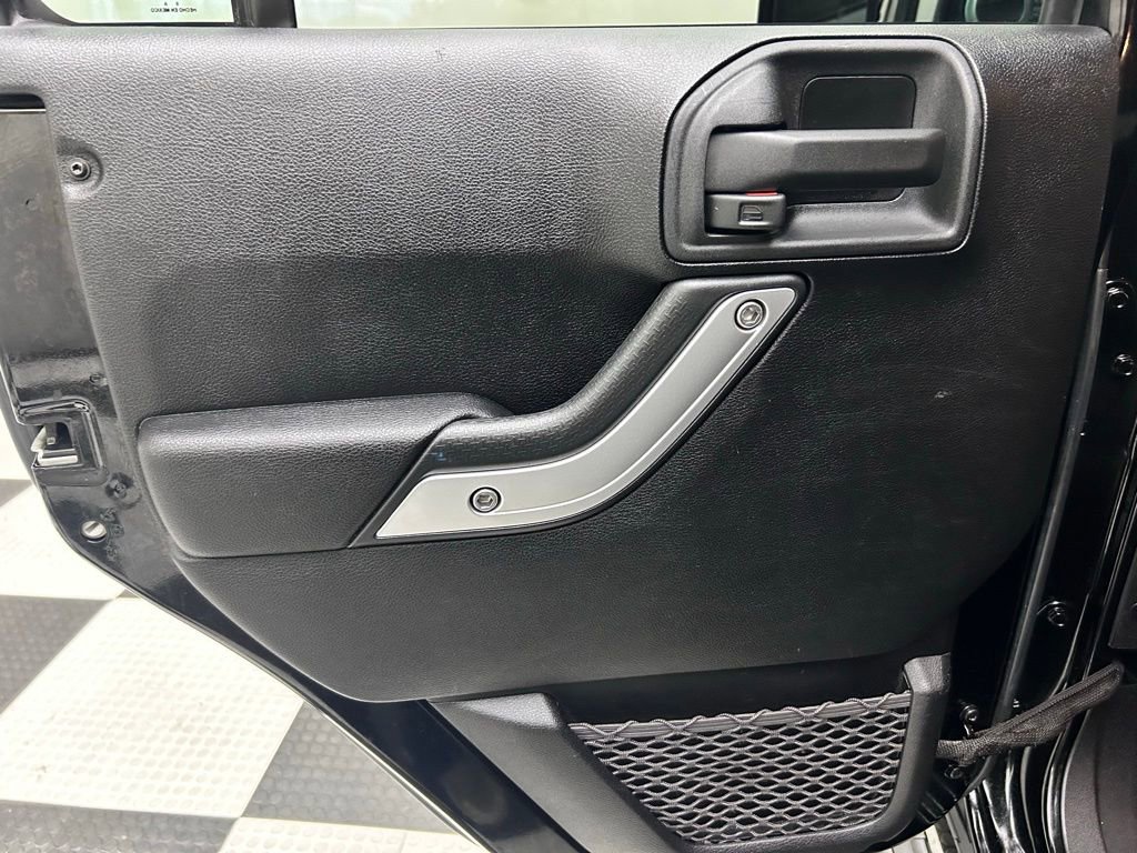 Used 2012 Jeep Wrangler Unlimited Rubicon w/ Connectivity Group image 11