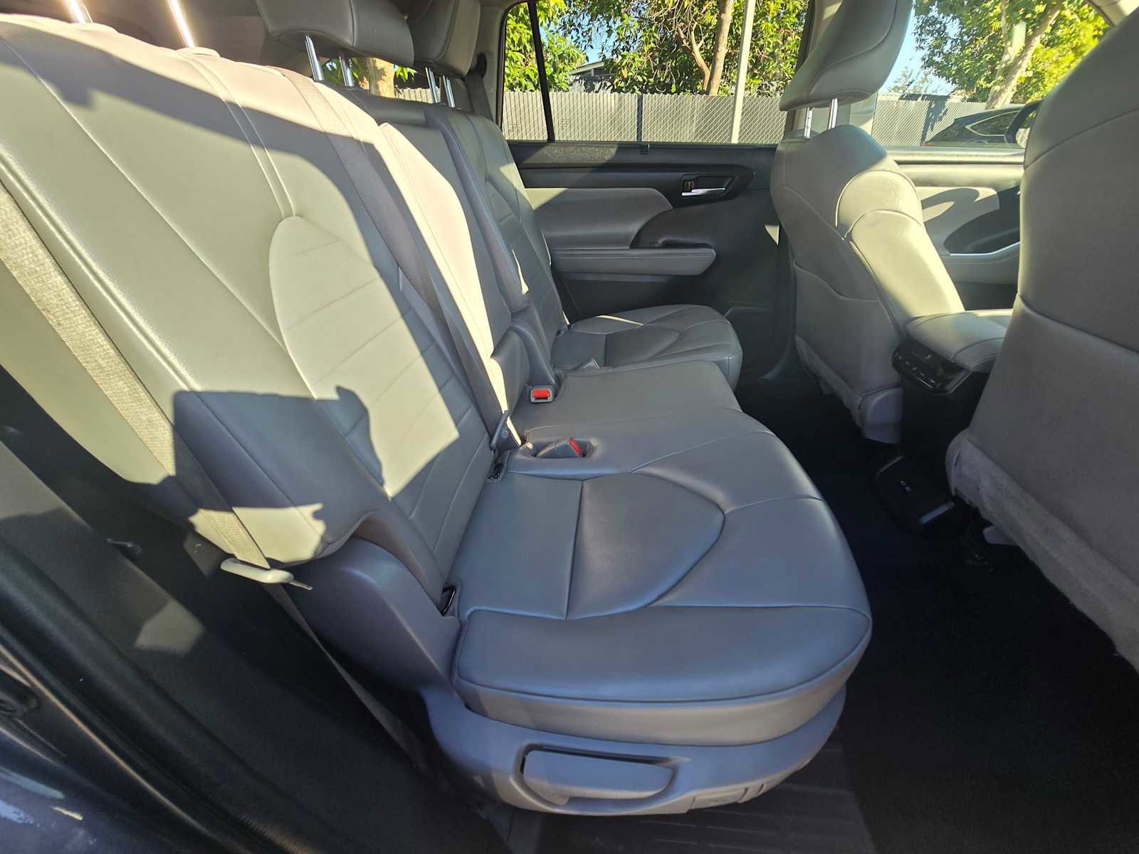 Used 2022 Toyota Highlander XLE image 14