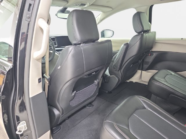 Used 2024 Chrysler Pacifica Touring-L FWD image 12