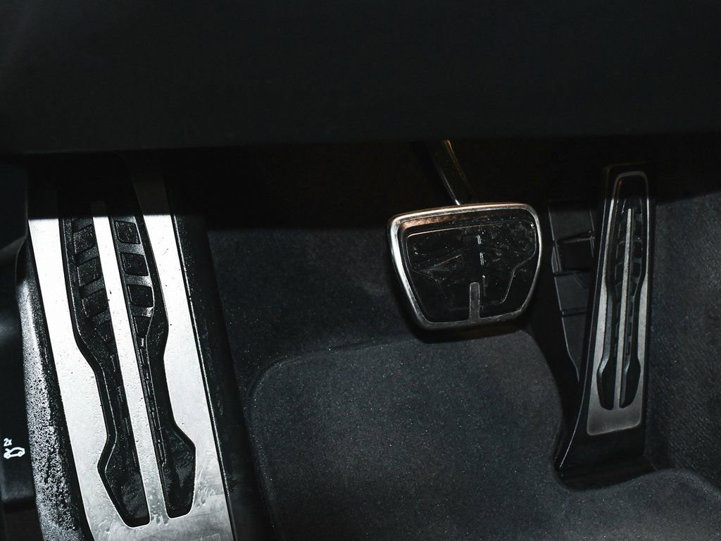 Used 2022 BMW 840i xDrive Convertible w/ Driving Assistance Package image 17