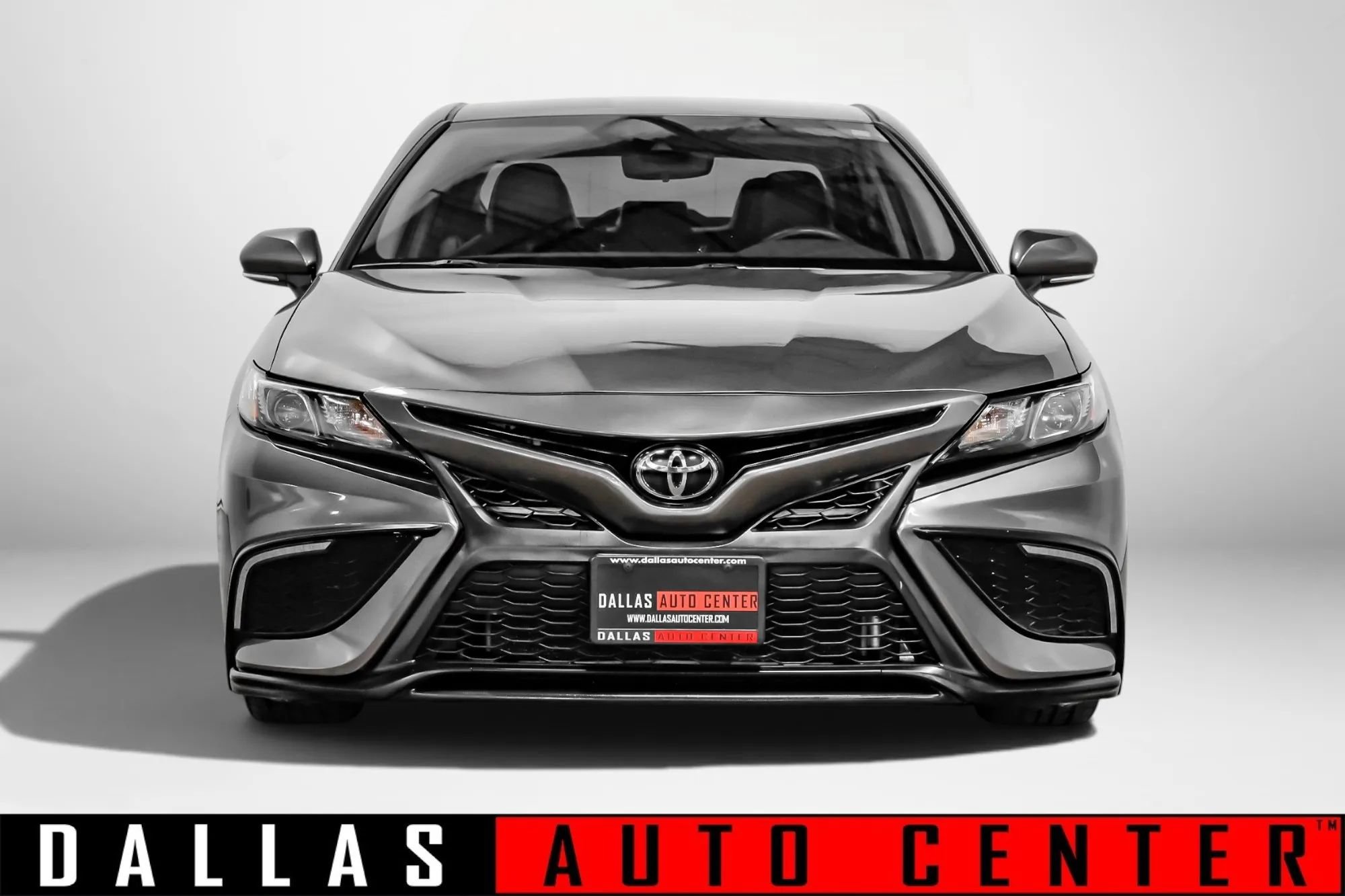 Used 2022 Toyota Camry SE FWD image 2
