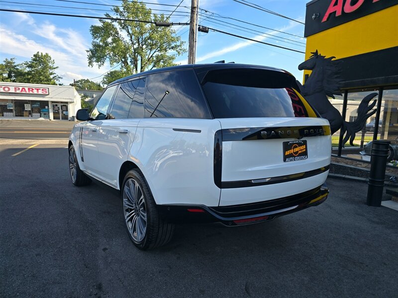 Used 2024 Land Rover Range Rover SE AWD/4WD image 2