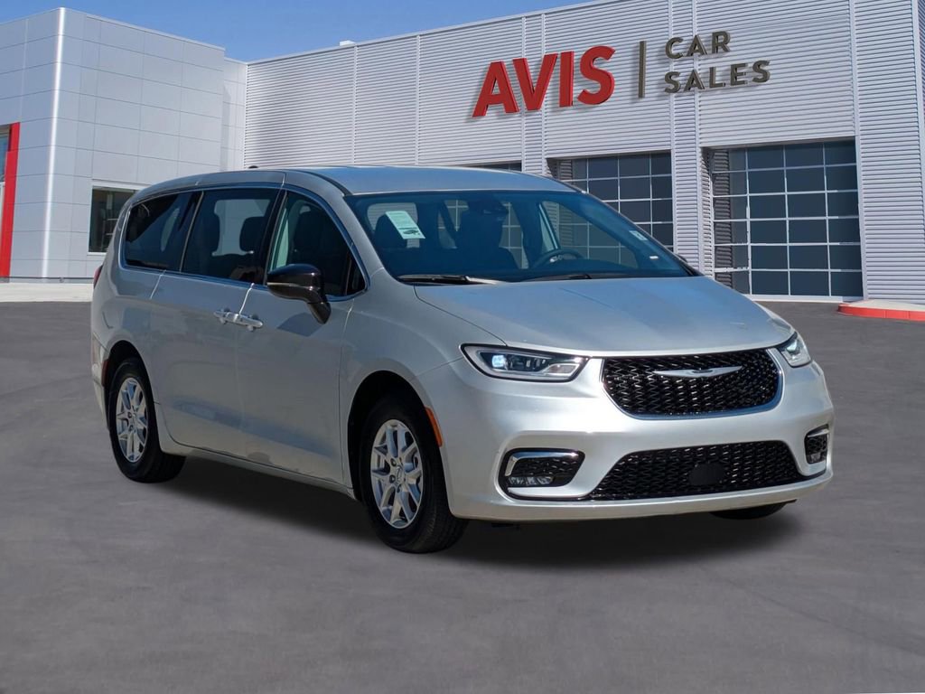 Used 2024 Chrysler Pacifica Touring-L image 3