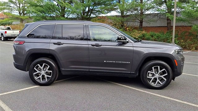 Used 2024 Jeep Grand Cherokee Limited w/ Trailer Tow Package image 9