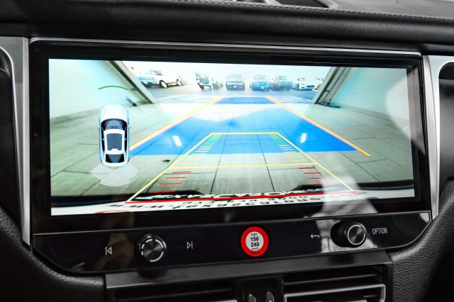 Used 2016 Porsche Macan Turbo w/ Premium Package Plus image 18