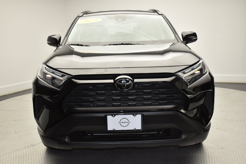 Used 2025 Toyota RAV4 XLE AWD/4WD image 2