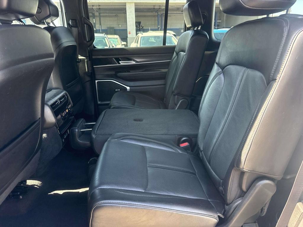 Used 2024 Jeep Wagoneer L Series II w/ Flexible Seating Group RWD image 11