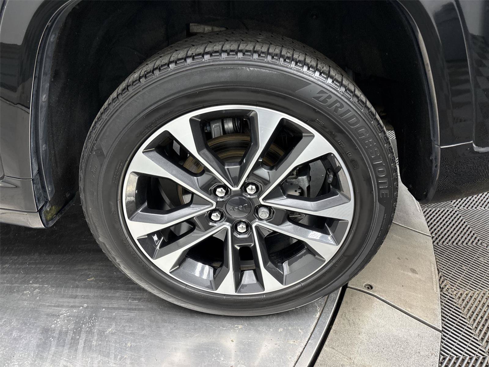 Used 2022 Jeep Grand Cherokee Overland AWD/4WD image 27