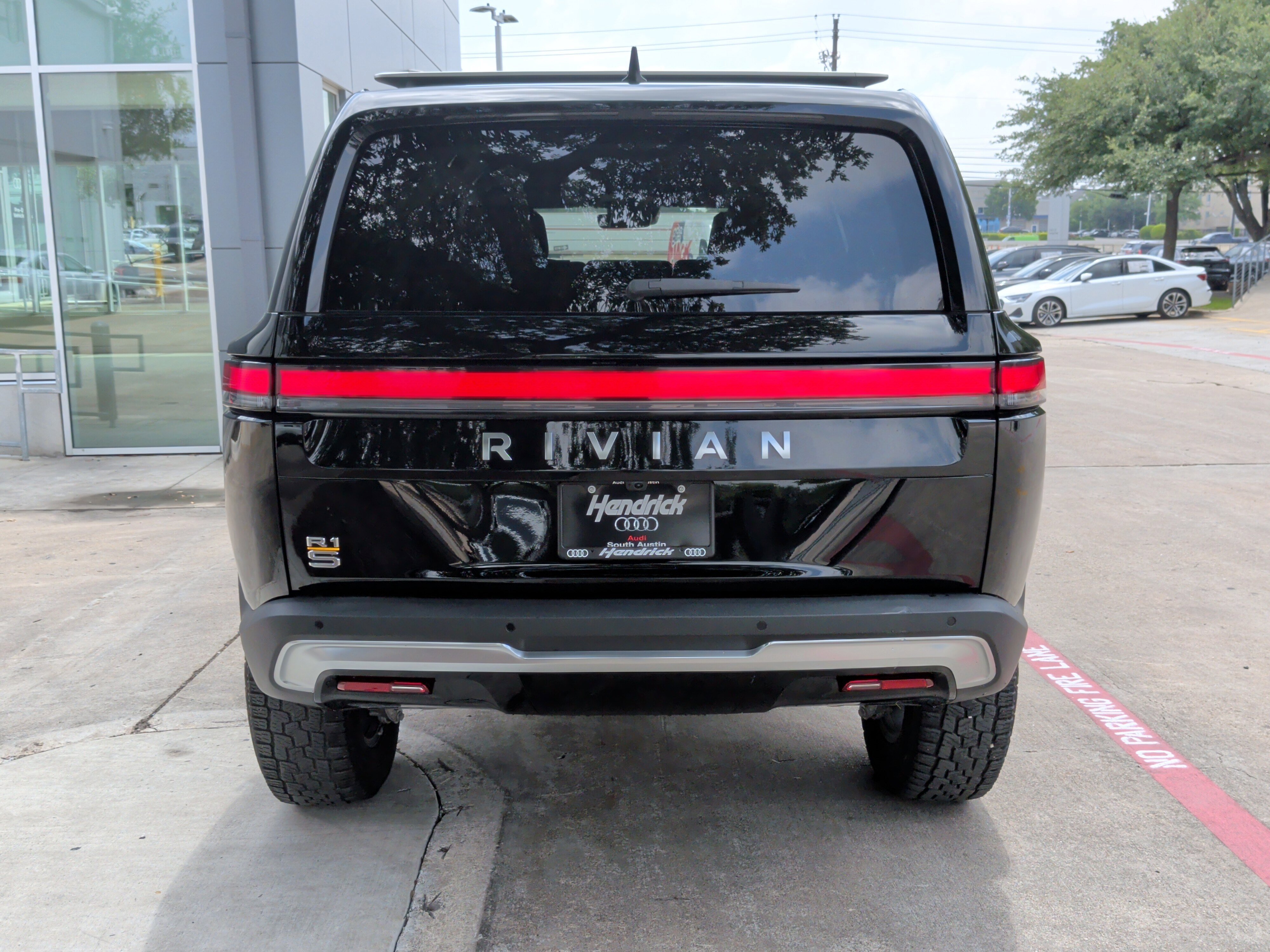 Used 2023 Rivian R1S Adventure AWD/4WD image 9