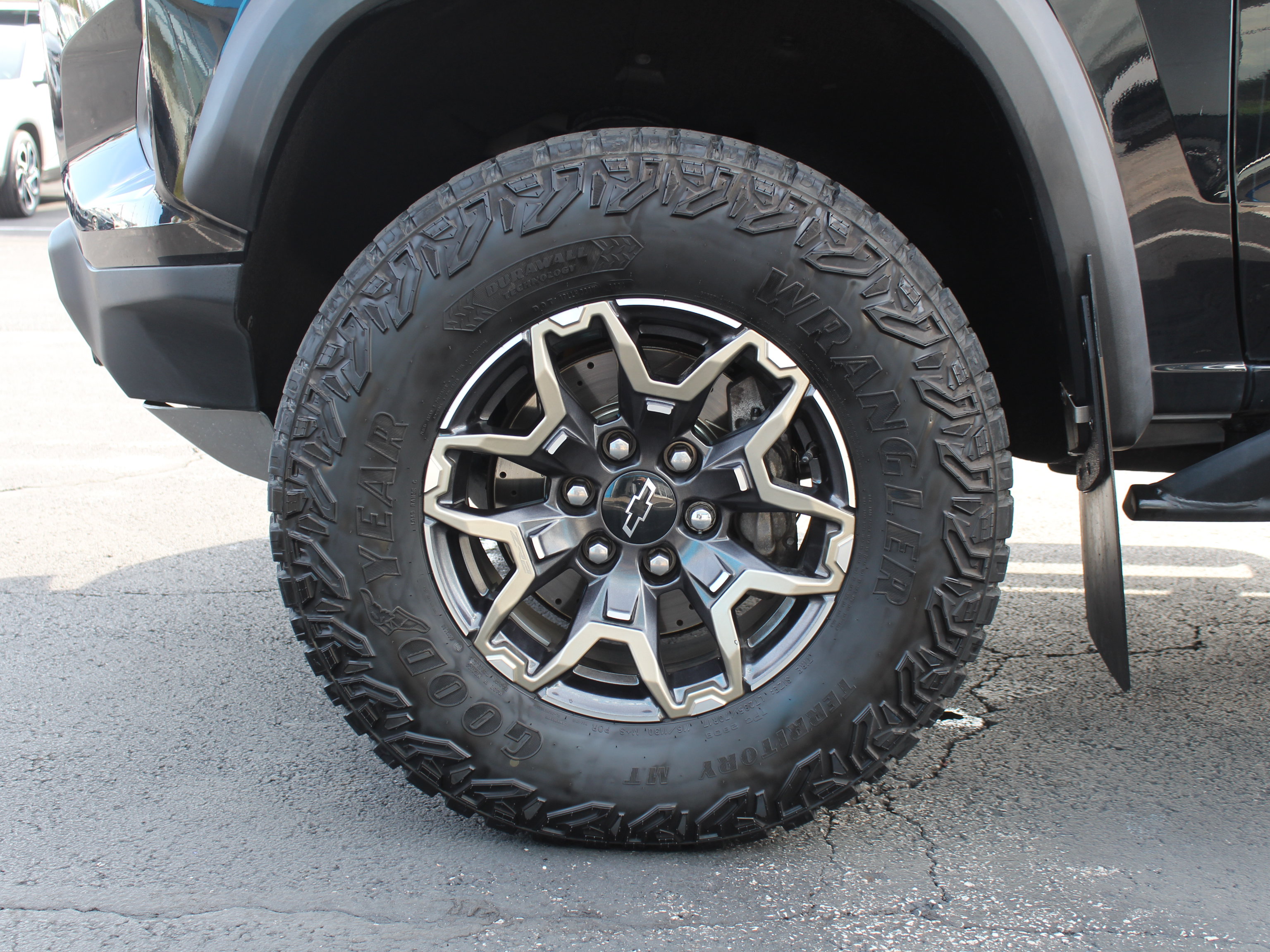 Used 2024 Chevrolet Colorado ZR2 w/ Technology Package AWD/4WD image 32