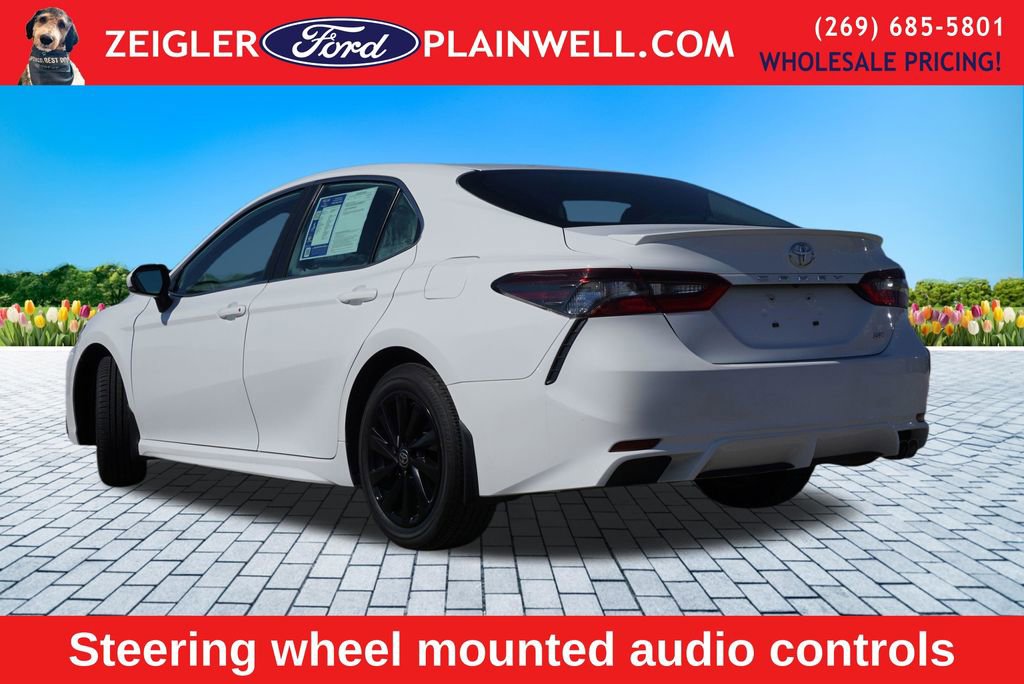 Used 2024 Toyota Camry SE image 3