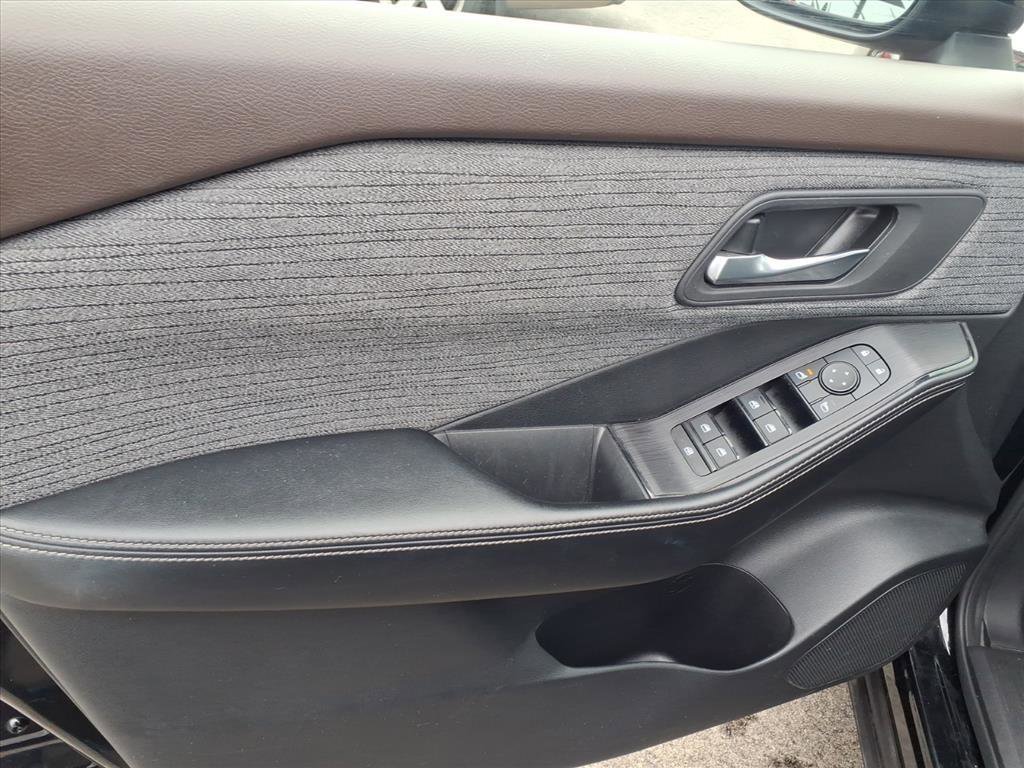 Used 2023 Nissan Rogue SV image 6