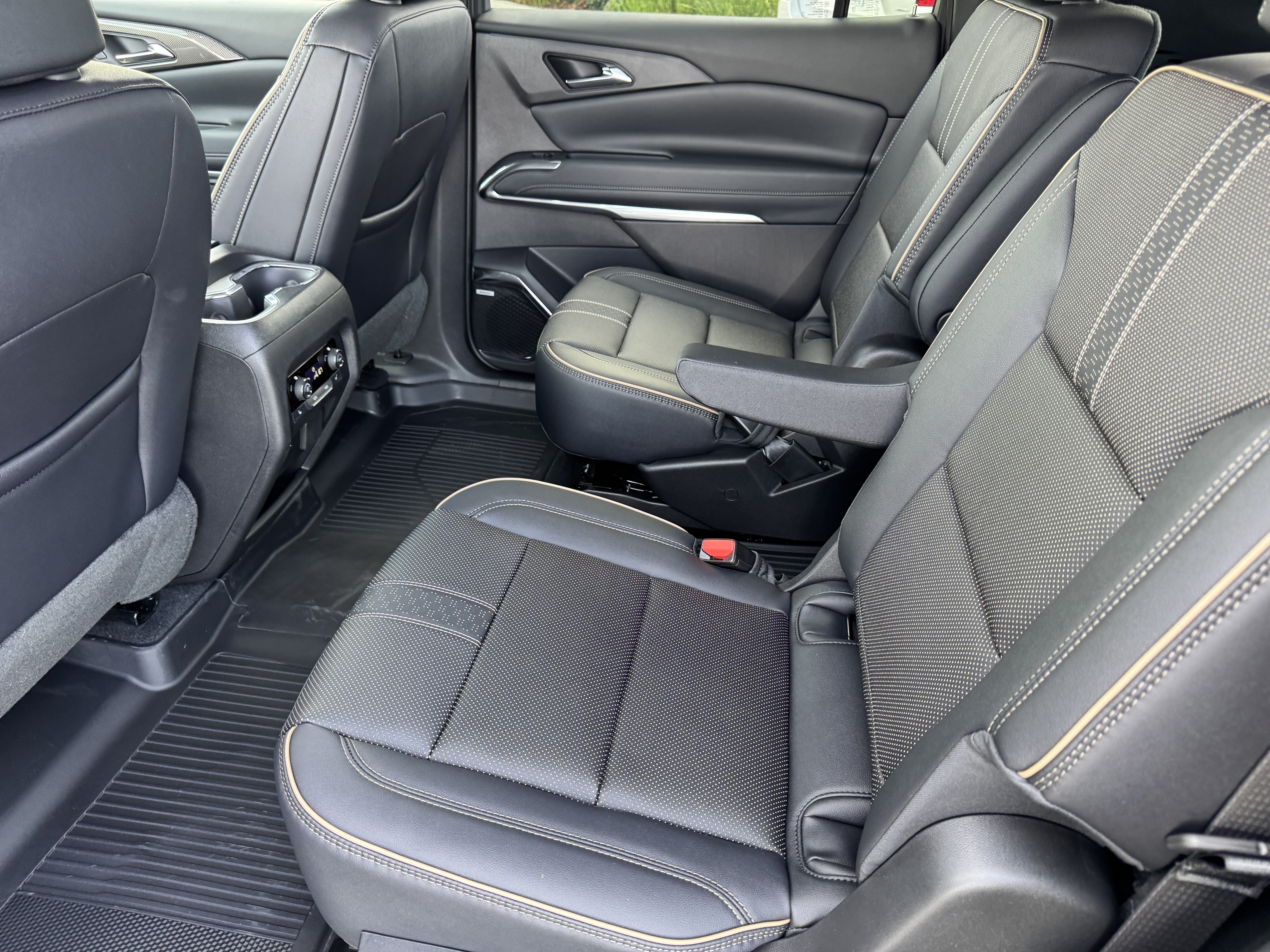 New 2026 Chevrolet Traverse High Country w/ LPO, Floor Liner Package AWD/4WD image 16