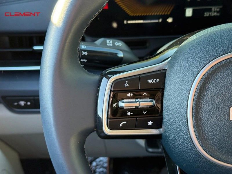 Used 2025 Kia Carnival EX image 24