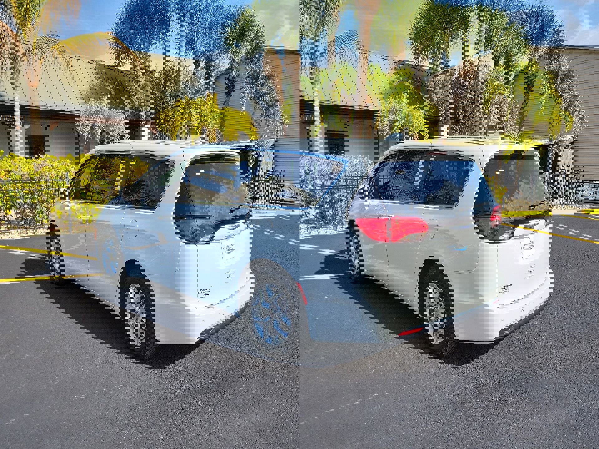 Used 2020 Chrysler Pacifica Touring w/ Tire & Wheel Group image 8