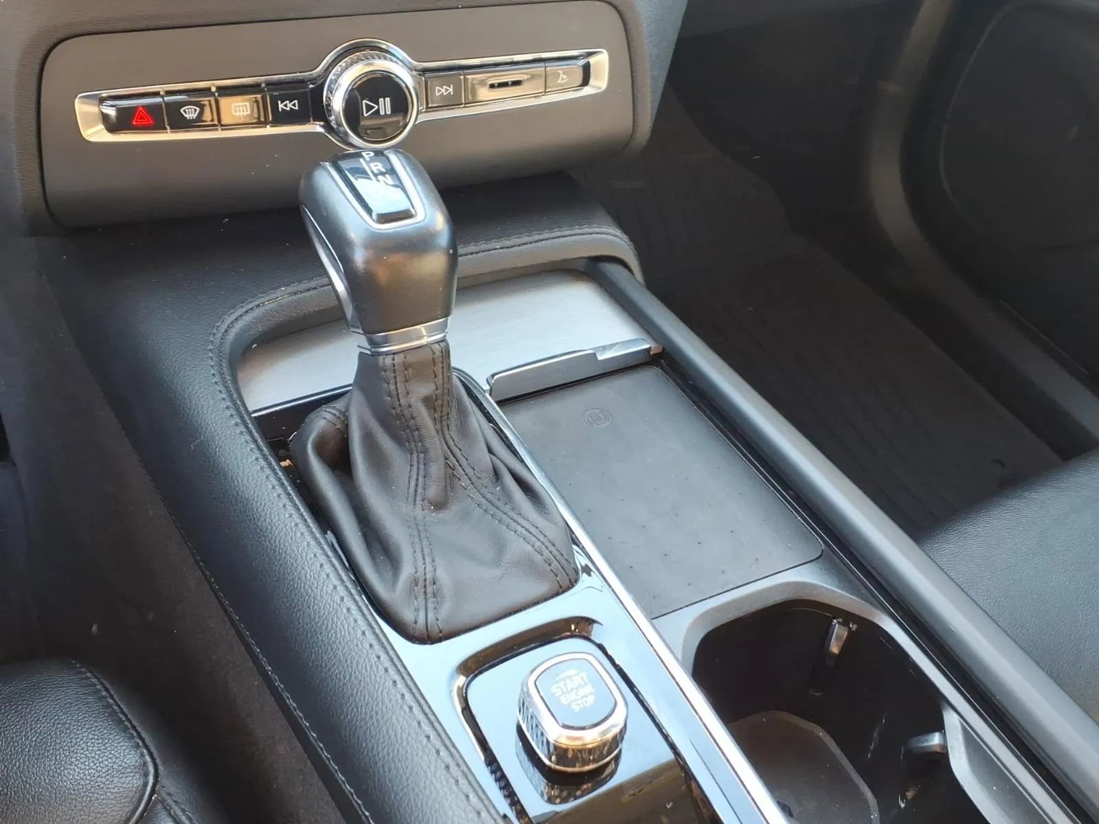 Used 2022 Volvo XC90 T5 Momentum w/ Climate Package image 36