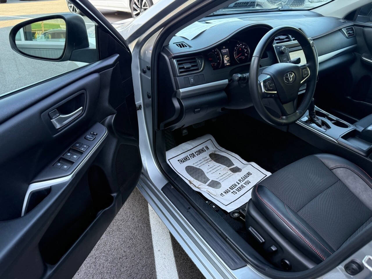 Used 2016 Toyota Camry SE w/ Moonroof Package image 17