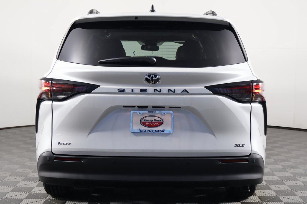 Used 2026 Toyota Sienna XLE FWD image 5