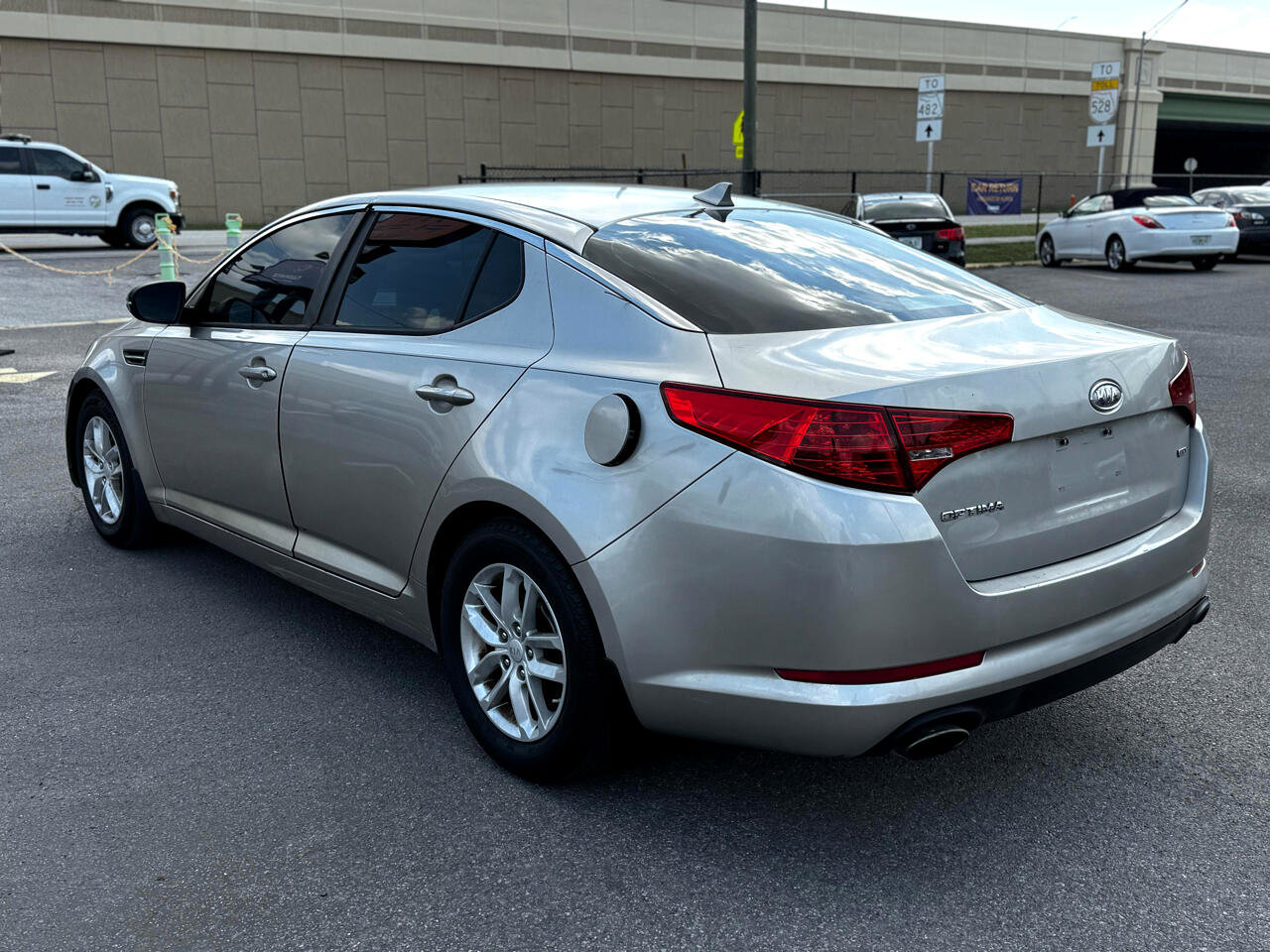 Used 2011 Kia Optima LX w/ Convenience Pkg image 4