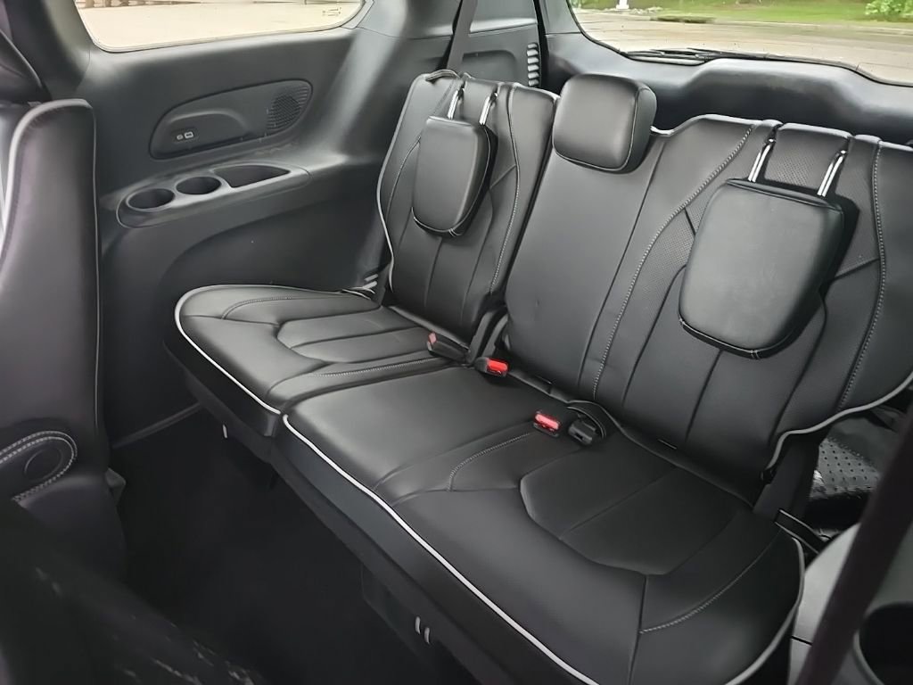 Used 2022 Chrysler Pacifica Limited w/ S Appearance Package FWD image 11