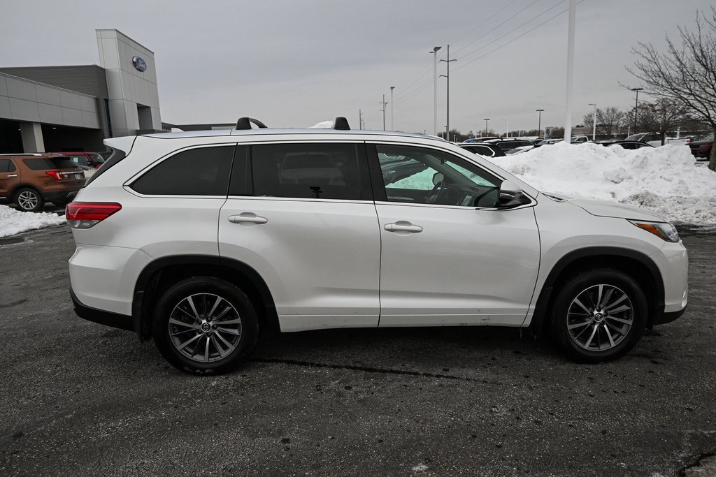 Used 2017 Toyota Highlander XLE image 3