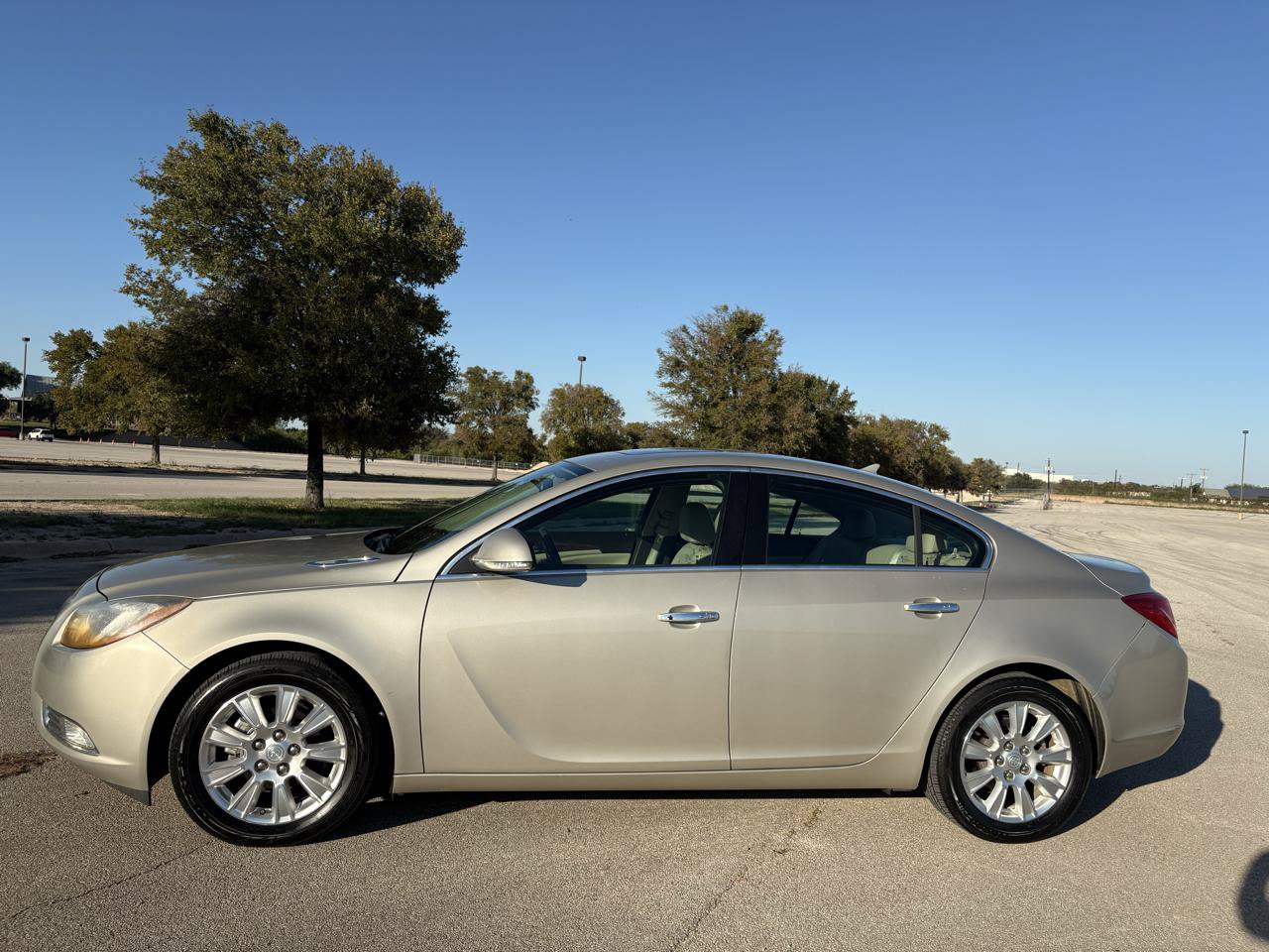 Used 2013 Buick Regal Premium FWD image 2