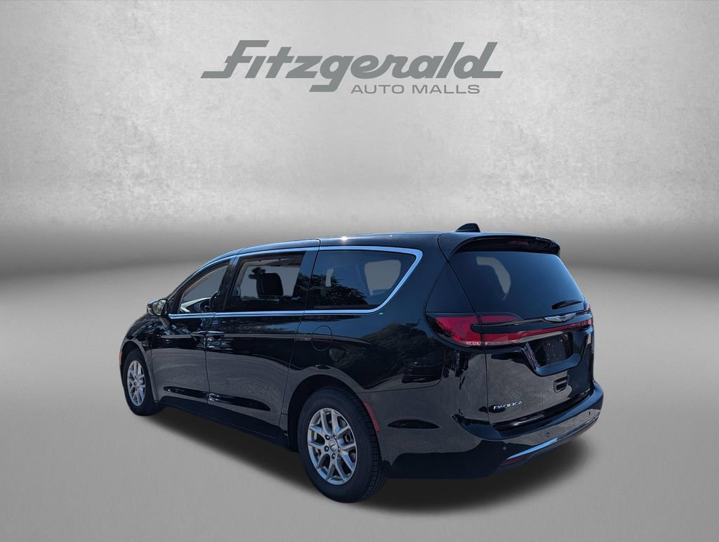 Used 2024 Chrysler Pacifica Touring-L FWD image 5