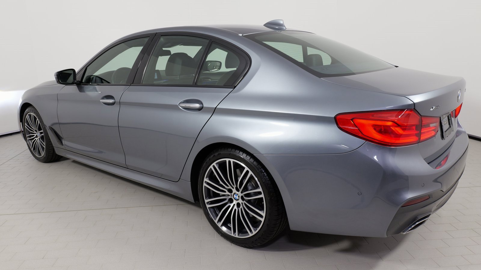 Used 2018 BMW 530i xDrive w/ M Sport Package image 32
