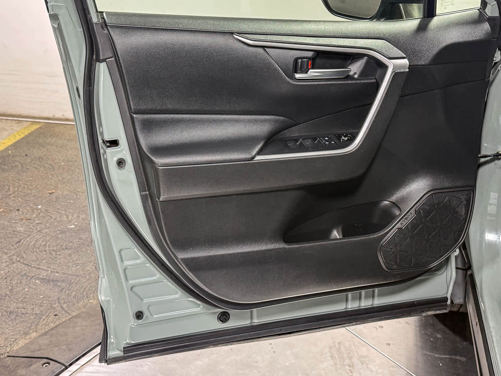 Certified 2020 Toyota RAV4 XLE w/ Carpet Mat Package AWD/4WD image 22