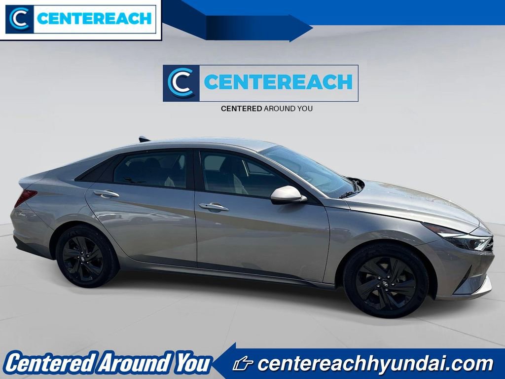 Used 2023 Hyundai Elantra SEL w/ Preferred Accessory Package FWD image 3