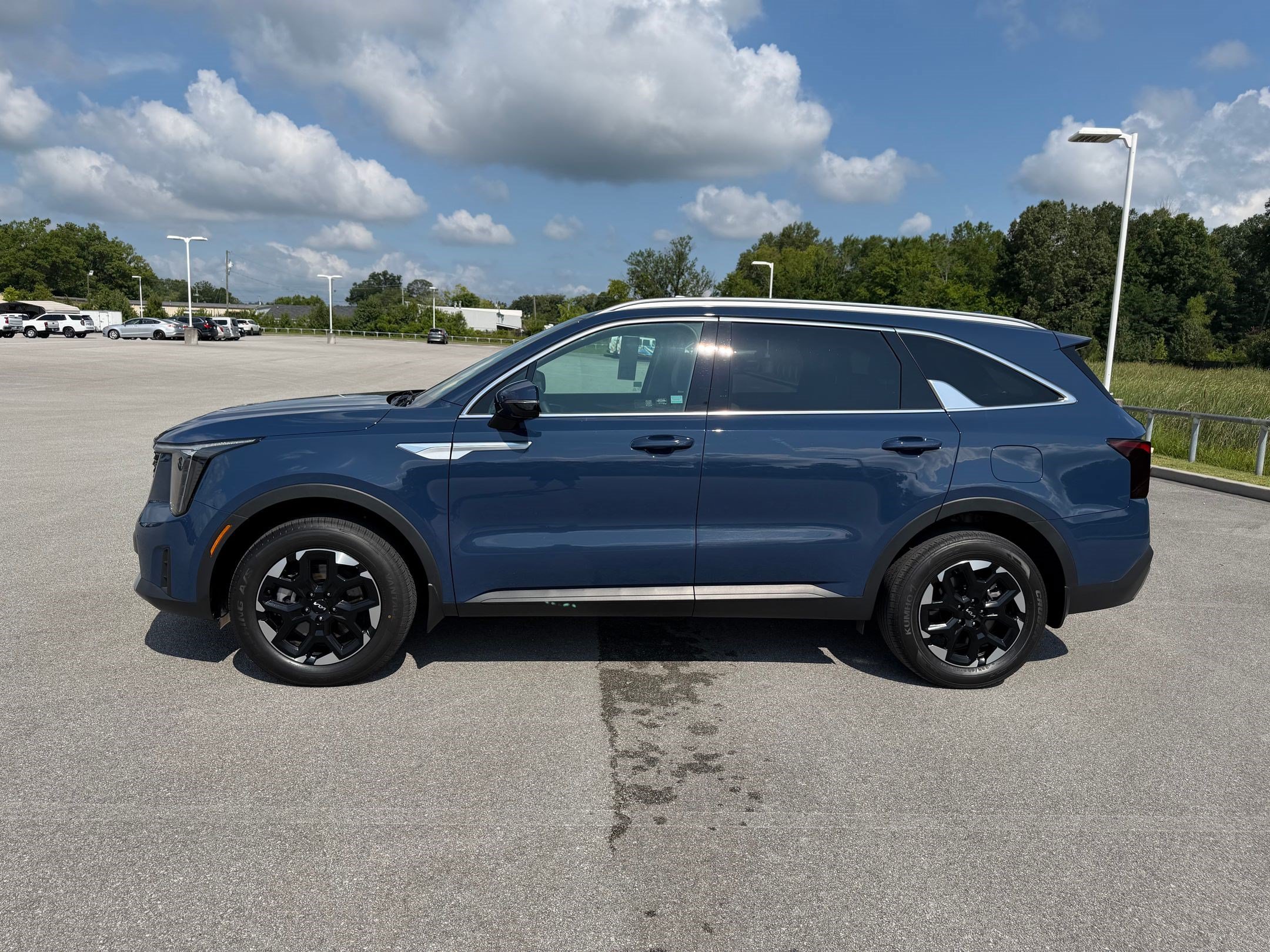 Used 2025 Kia Sorento S AWD/4WD image 2