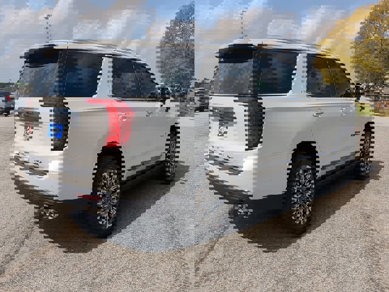 Used 2023 GMC Yukon Denali Ultimate image 3