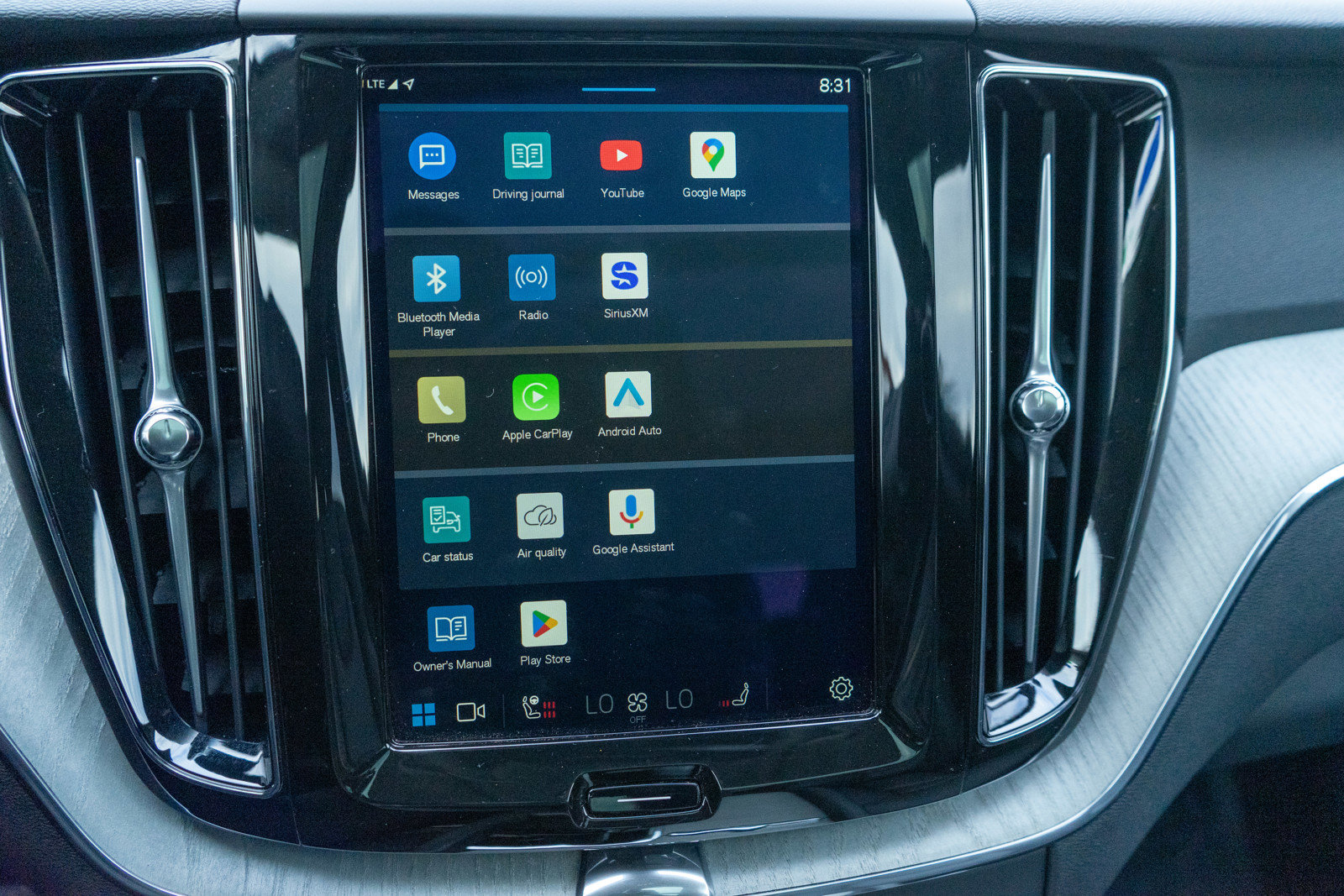 Used 2025 Volvo XC60 B5 Plus image 18