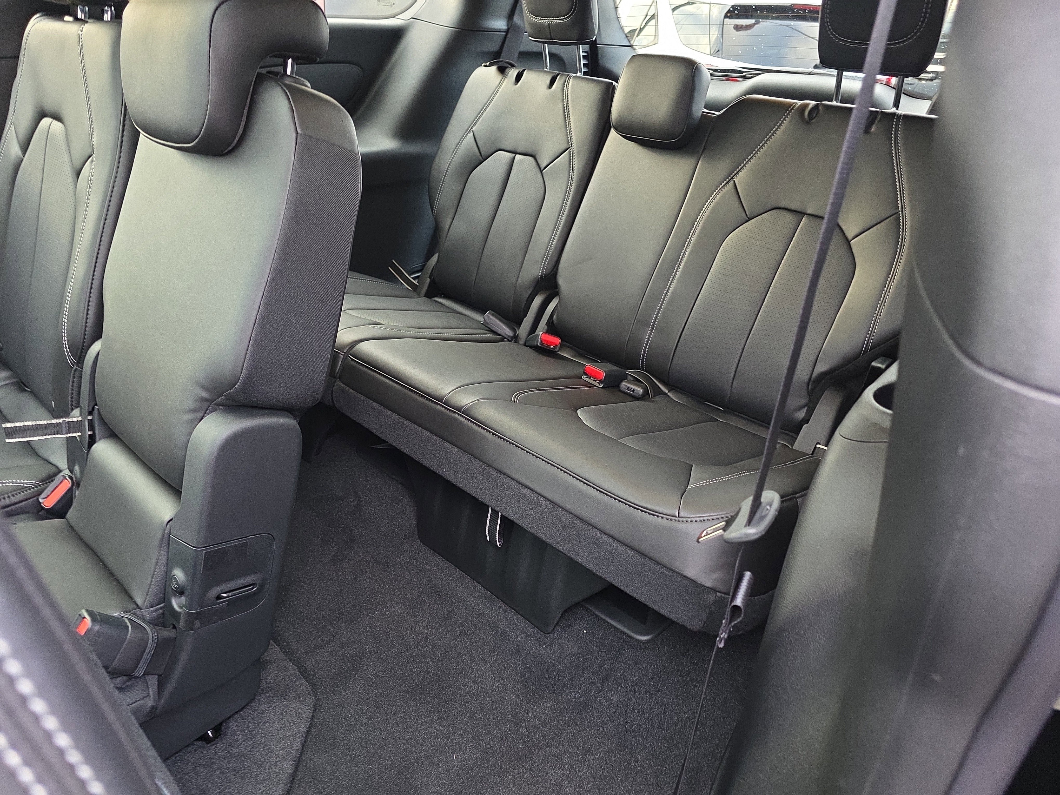 New 2026 Chrysler Pacifica Select image 16