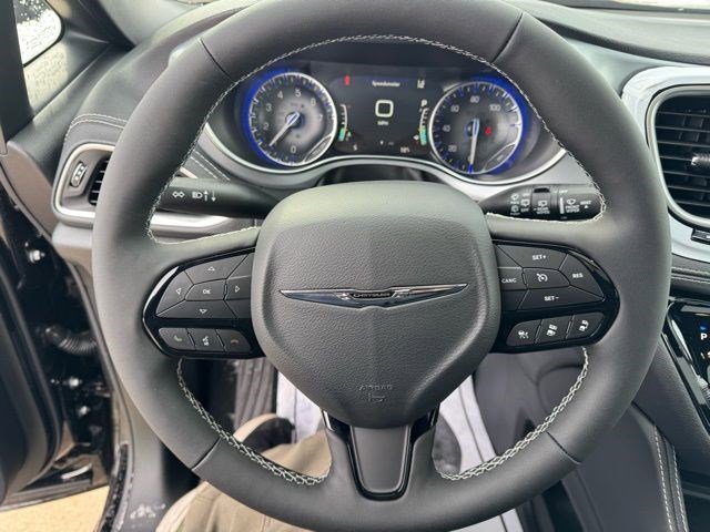 New 2026 Chrysler Pacifica Limited image 17